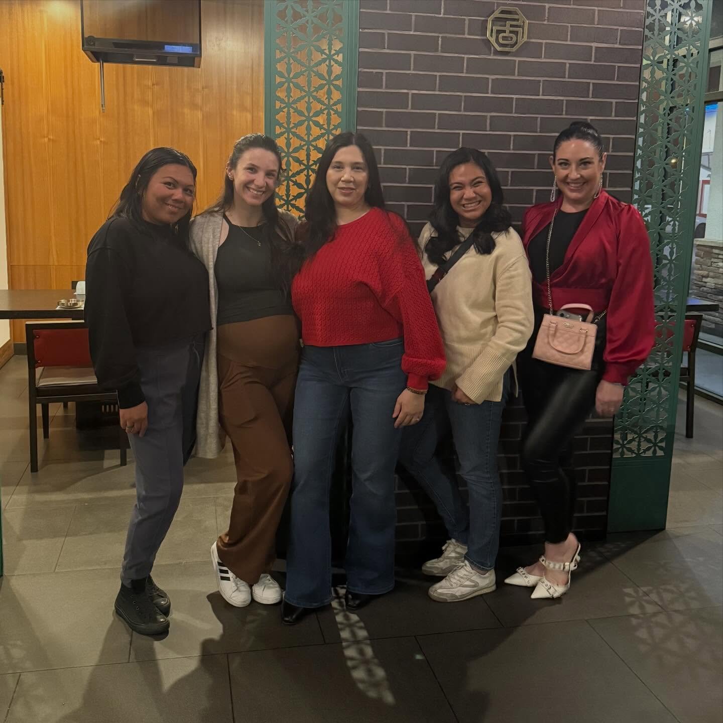 Great spending time with the PYLV team last night 🎄✨
So grateful for these amazing ladies who help make things happen&mdash;feeling all the holiday cheer 🎁❤️

❤️ @youraboveaveragejo 
❤️ @unoyogaformoms 
❤️ @angelareislv 
❤️ @jennie.lb 
❤️ @noamarle