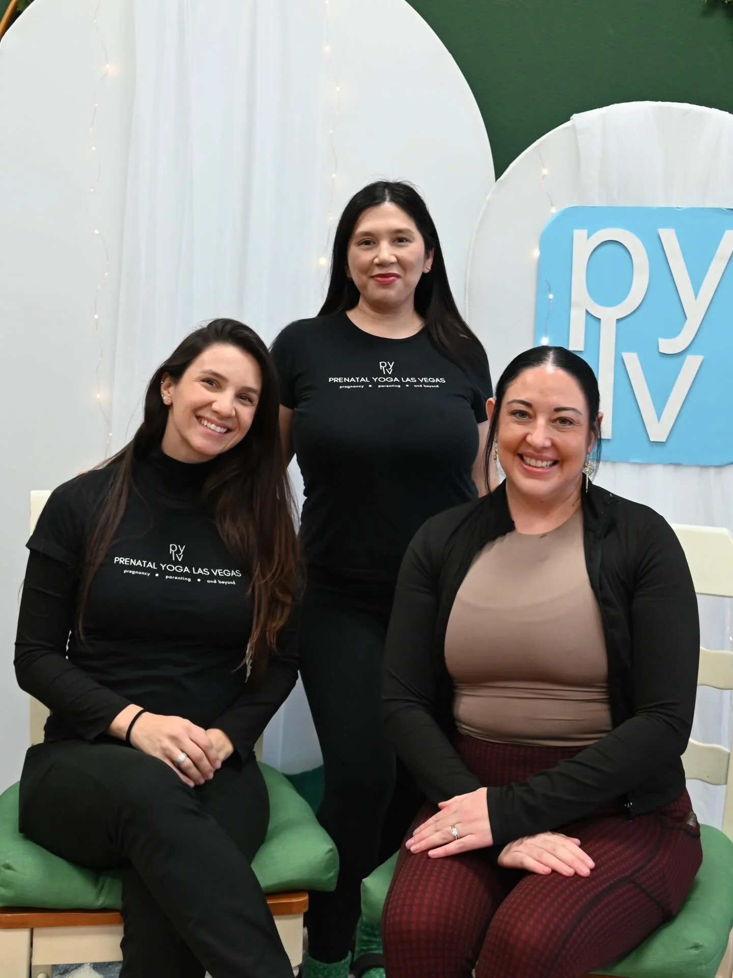 Merry Christmas &amp; Happy Holidays from the PYLV team 🎄✨
Wishing you joy, warmth, and good vibes this season 🤍🎁 #pylv #prenatalyogalasvegas #holidayvibes