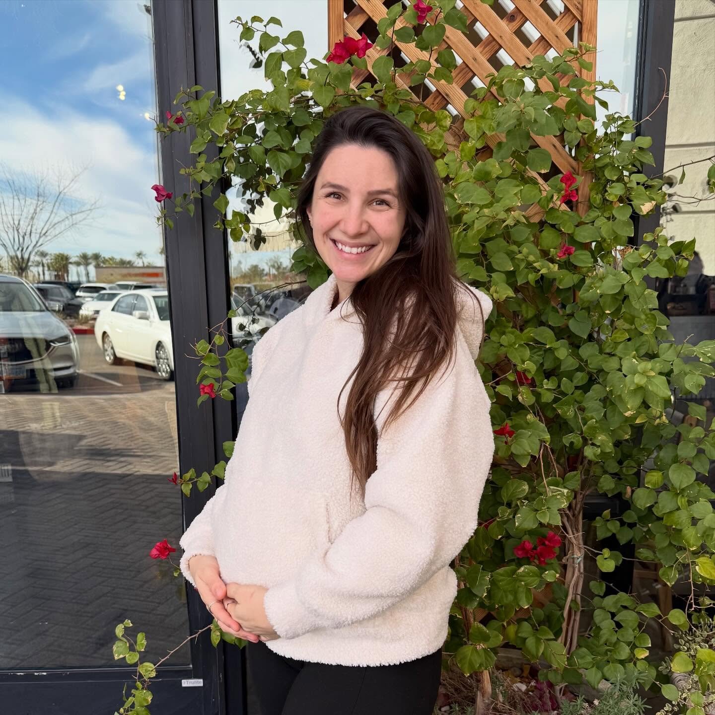 Happy birthday to Flavia, @unoyogaformoms! 🎂🎉 We&rsquo;re so grateful we got to celebrate with you on your special day. Hope all your birthday wishes come too. 🥰

#prenatalyogalasvegas #prenatalyogateacher #babyandme #totandmeyoga #vegasmoms