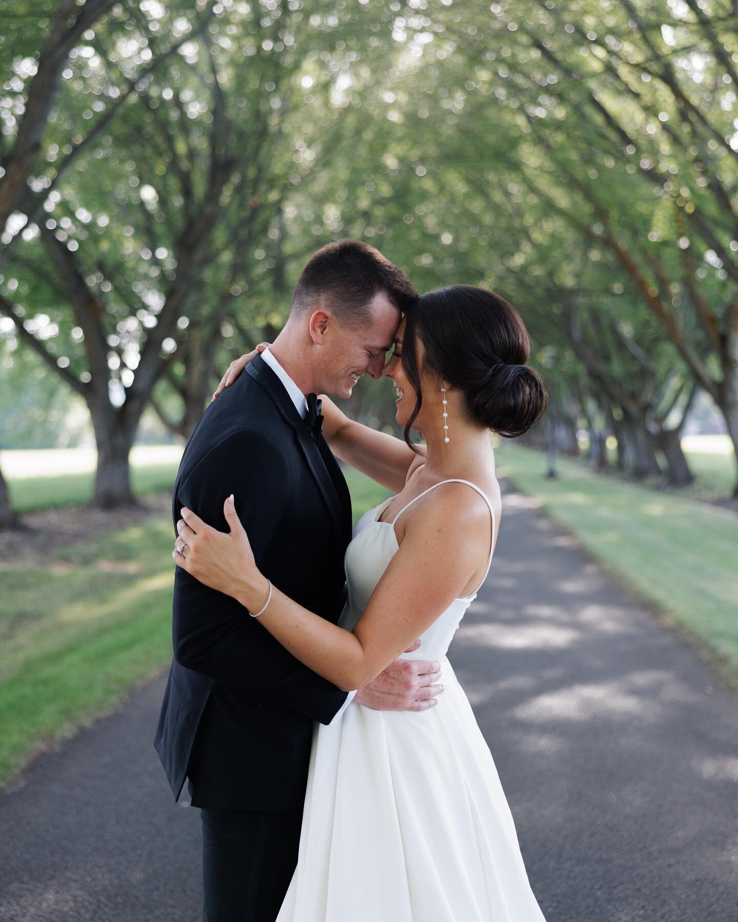 Photos on our main driveway 😍 so dreamy! 😍 

📷: @gritsanphotography 

#wedding #photoshoot #dress #birthday #bhfyp #makeupartist #mua #bride #couple #weddingdress #weddingday #weddingphotography #event #bridal #weddinginspiration #weddings #casame