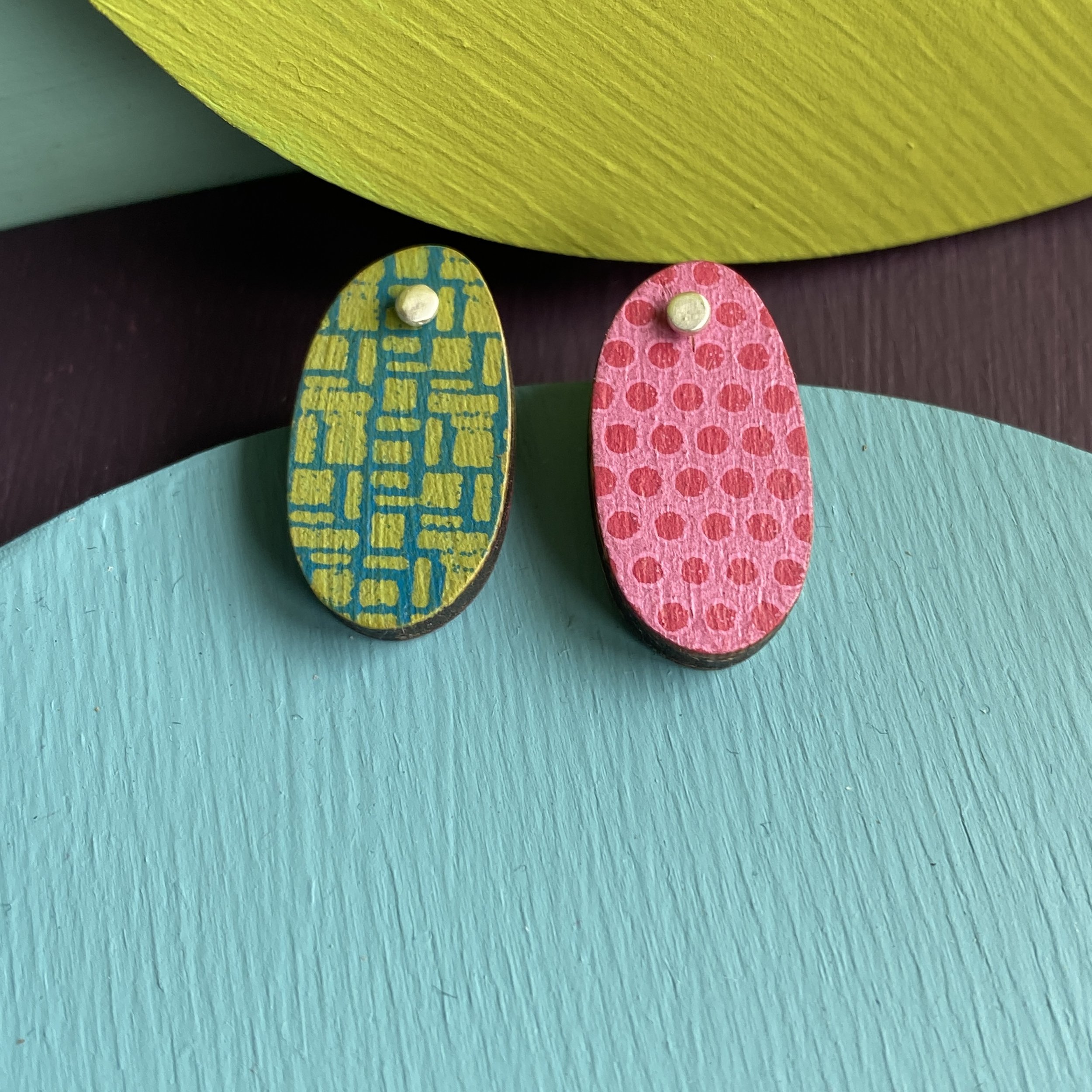 Elongated Wibbly Reversible Printed Studs Pink/Green patterns
