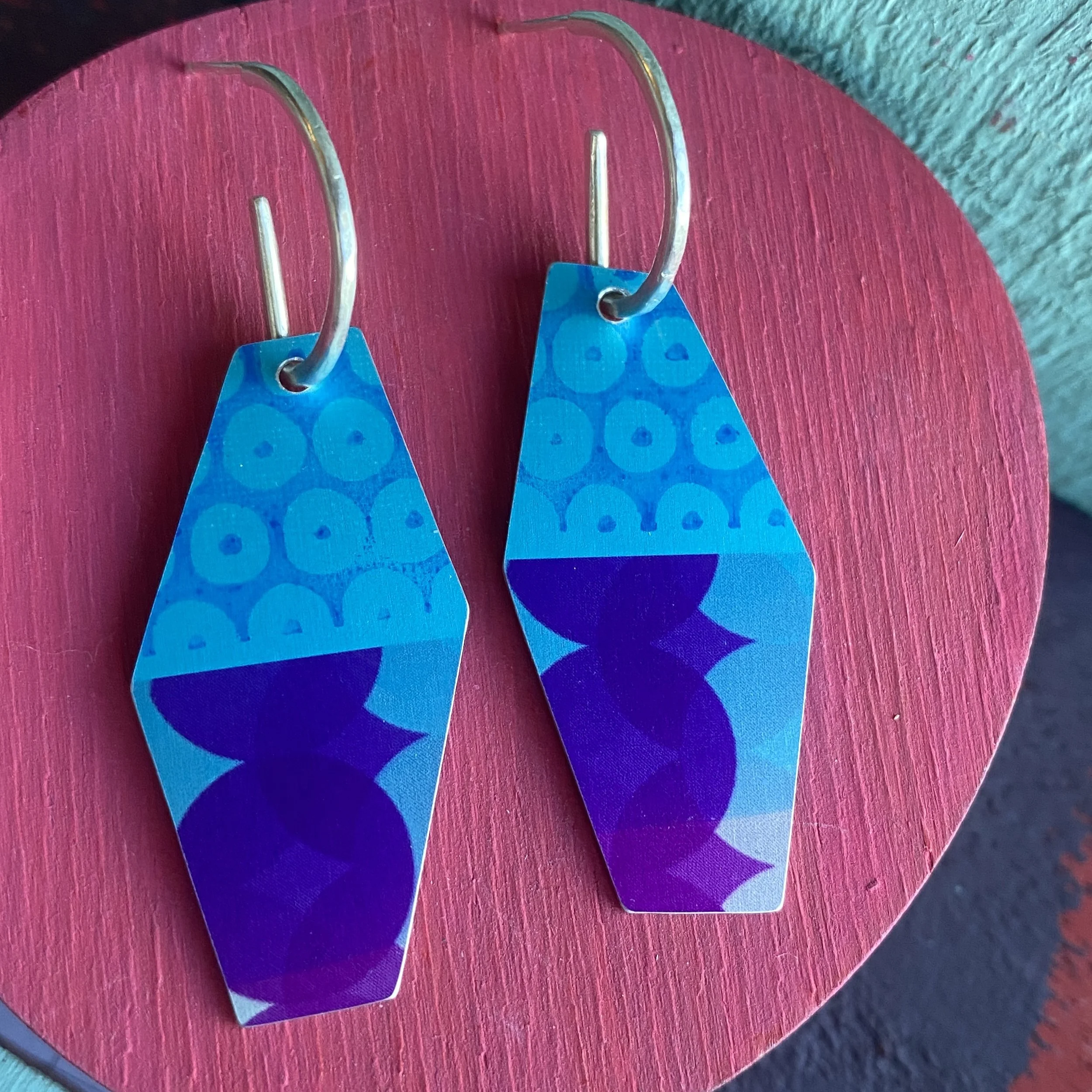 IMG_2282.jpegReversible Hexagonal Drop Hoop Earrings- Blue/Purple