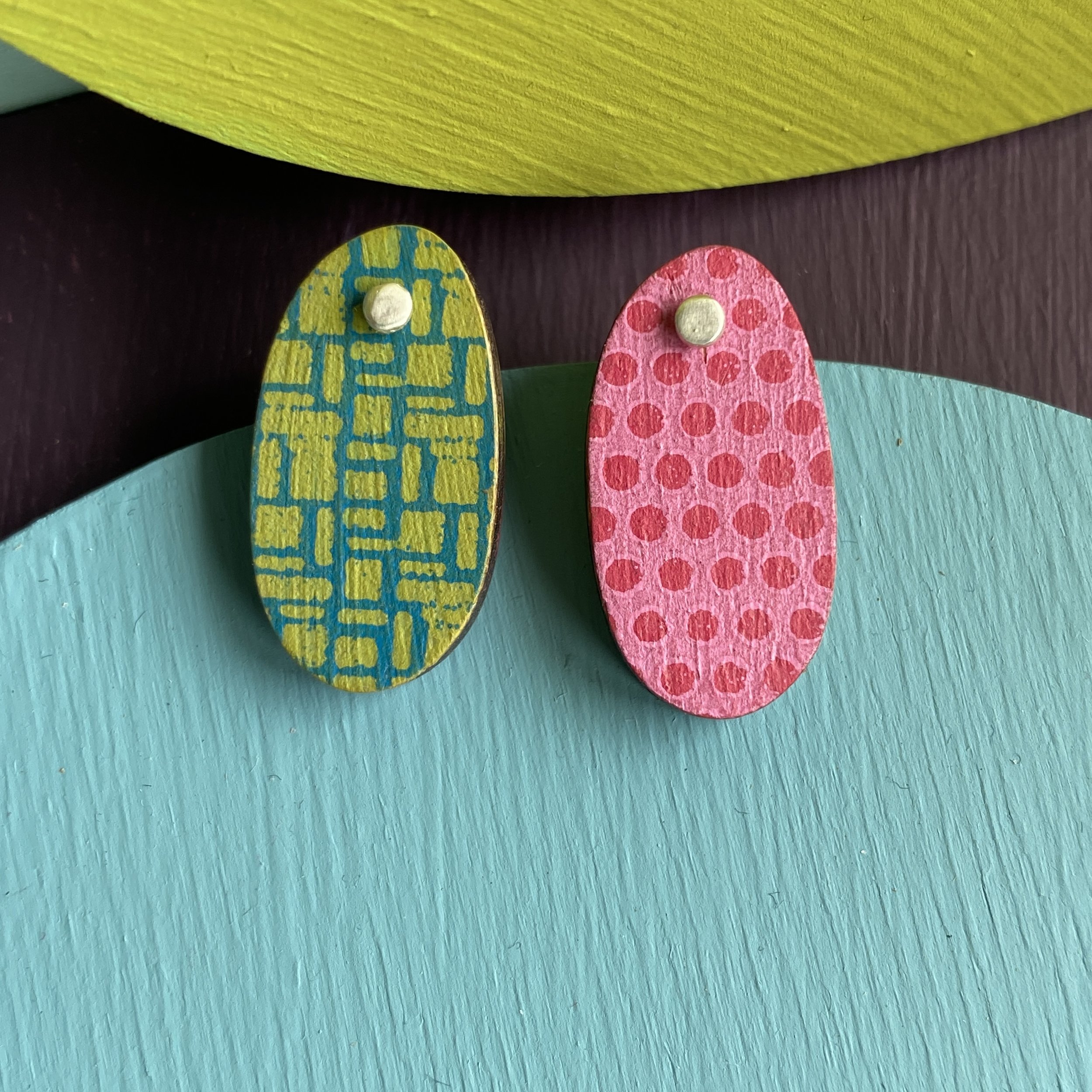 Elongated Wibbly Reversible Printed Studs Pink/Green patterns