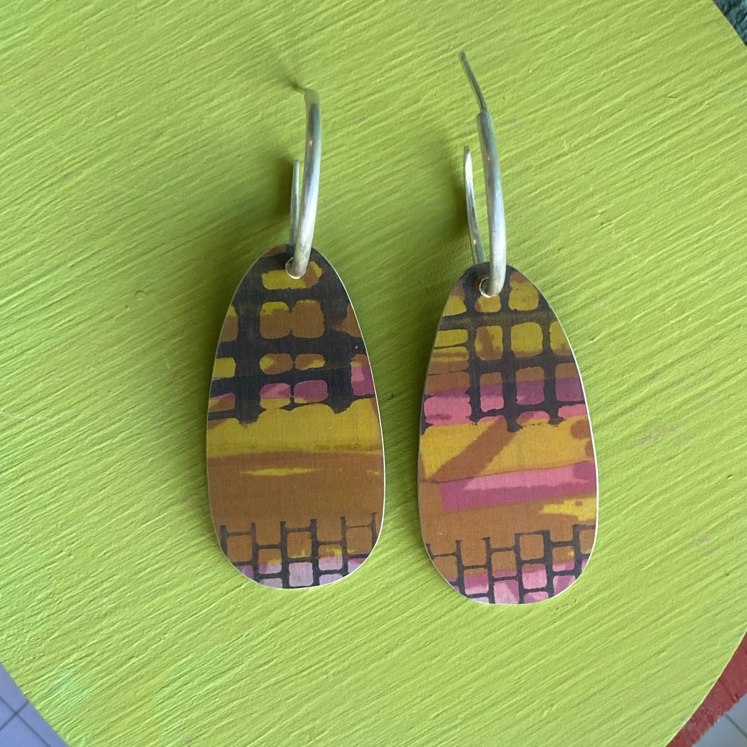 Reversible Oval Drop Hoop Earrings-Green/Pink/Red