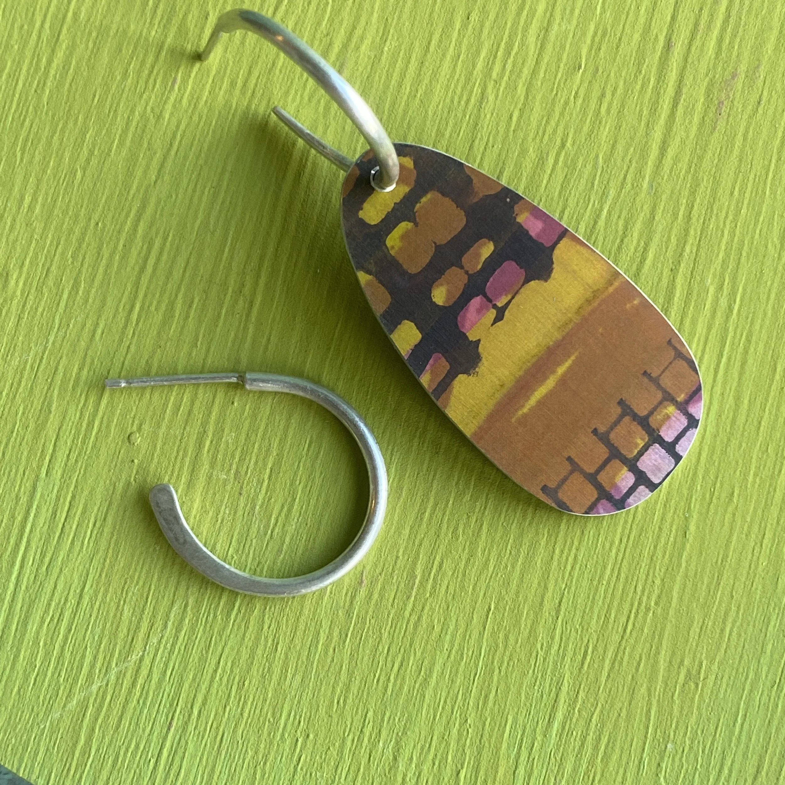Reversible Oval Drop Hoop Earrings-Green/Pink/Red