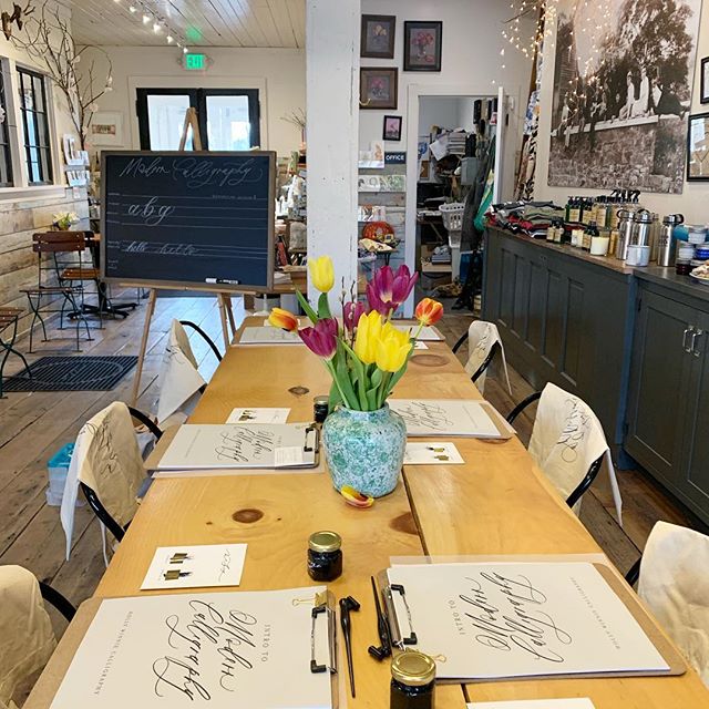 A pretty setting for learning Modern Calligraphy with @hollywinniecalligraphy . Since this class sold out we will be adding an additional one in the future... stay tuned.
.
.
.
#moderncalligraphy #calligraphy #penandink #vischerferrygeneralstore #vis