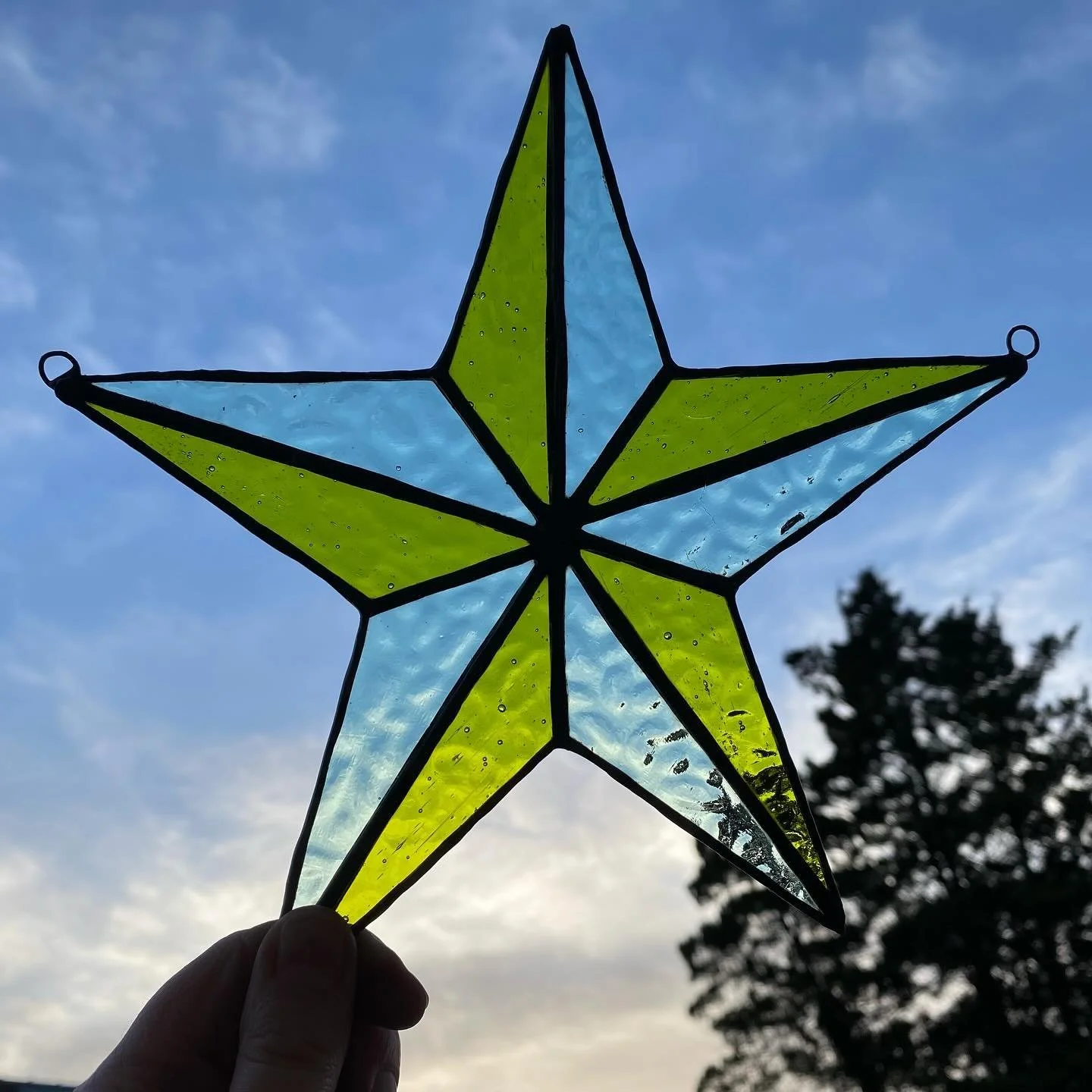 Hey! What have you been up to? I&rsquo;ve been learning how to use stained glass. (Also:moving house twice, buying a house, decorating the whole house&hellip;)

#stainedglass #stainedglassart @creativeglassguild #alwaysmaking #notjustanillustrator