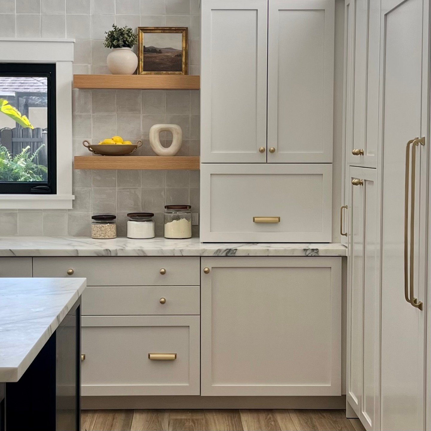 Another peek into the kitchen of our Miami project.  We love how the Benjamin Moore  Swiss Coffee cabinetry plays off of the zellige tiles and warm tones of brass hardware and wood floating shelves. 

Design: @smithhomestudios
Image: @smithhomestudio