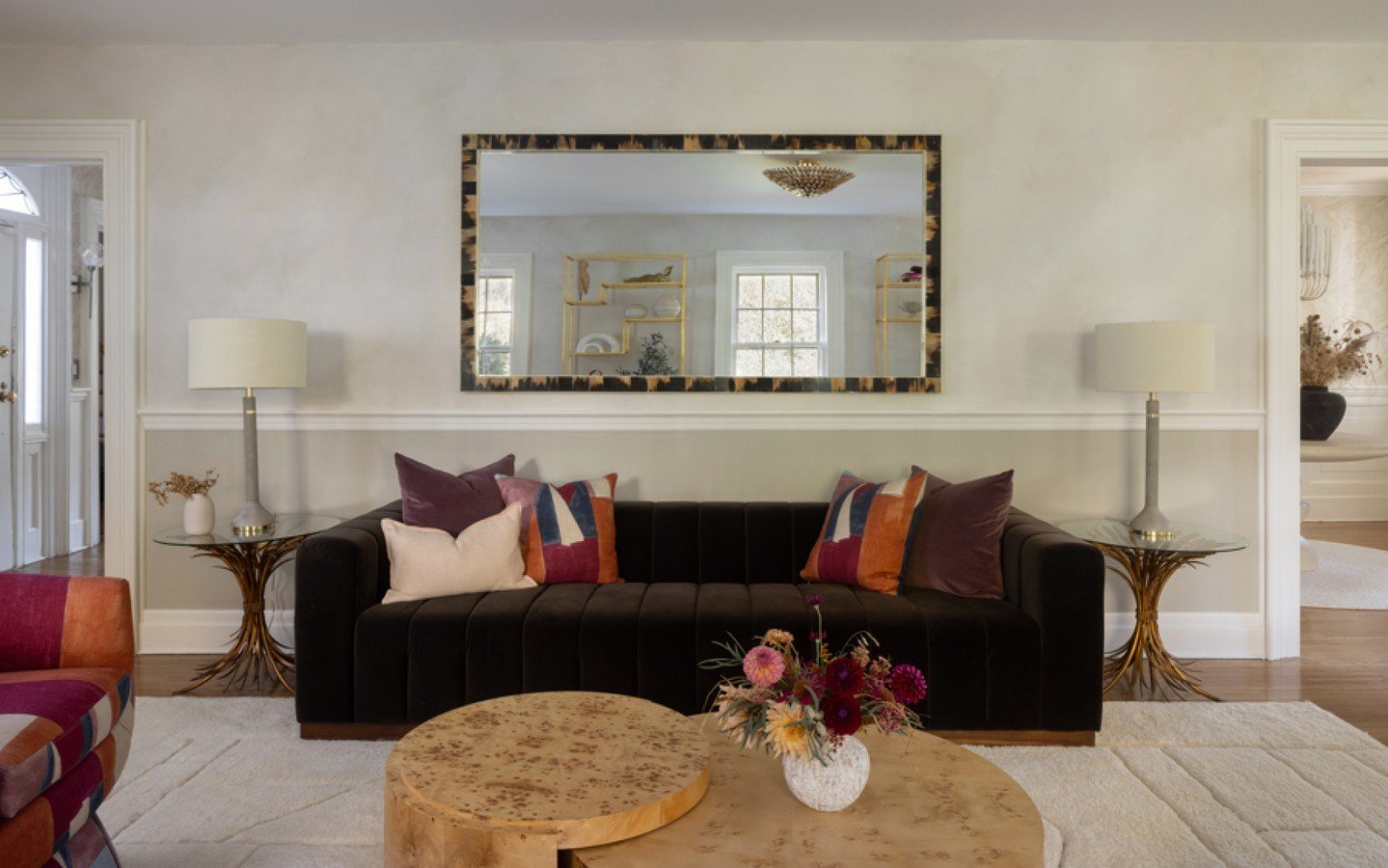 It's giving autumnal. 🍂 This season, we're embracing the warmth and texture of mohair, velvets, tortoiseshell, burlwood, and rich jewel tones. 

#LloydProject | Design: @smithhomestudios | Photo: @raquellangworthy.photo

#livingroominspiration #autu