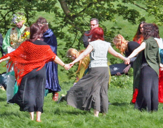 Pagans-holding-hands-in-circle.jpg