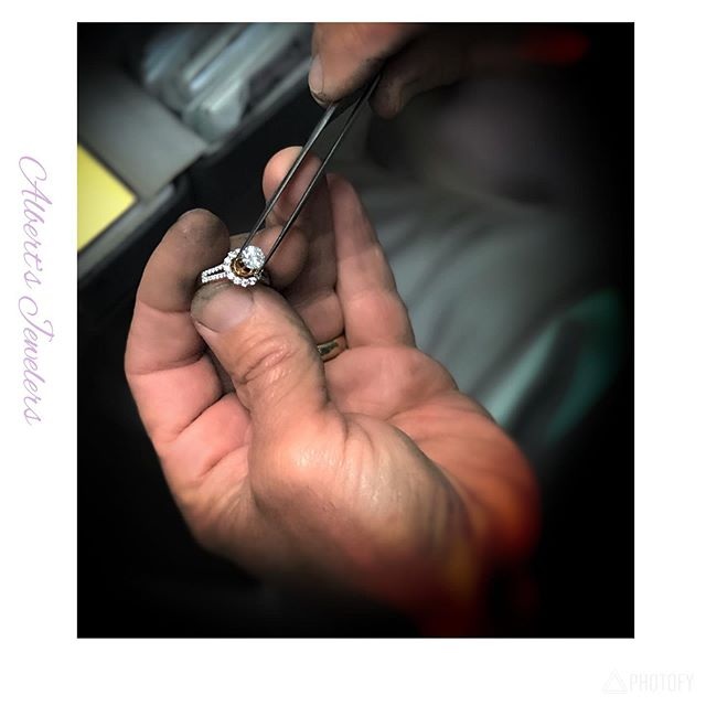 This setting is STUNNING 😍💍✨ Come in and let Albert create your dream ring 🤩
You won’t regret it ❤️ #albertsjewelers #engagementring #albertsjewelerskingsland #ring #bling #dreamscometrue #dream ring #diamonds #twotoned