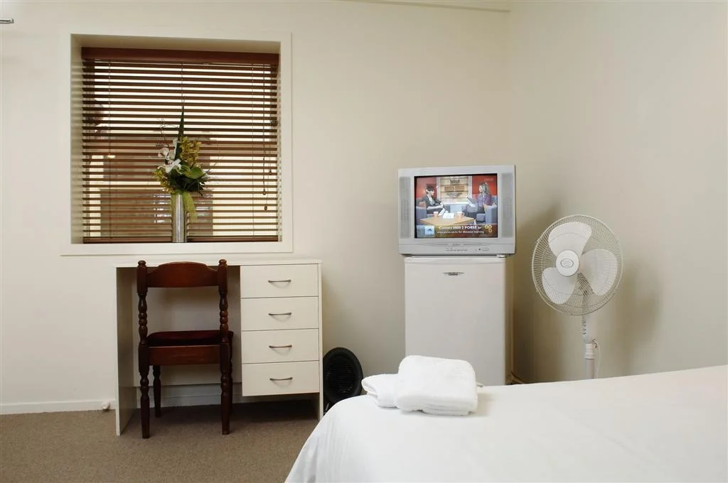 Kingsland Lodge Ensuite room.jpg