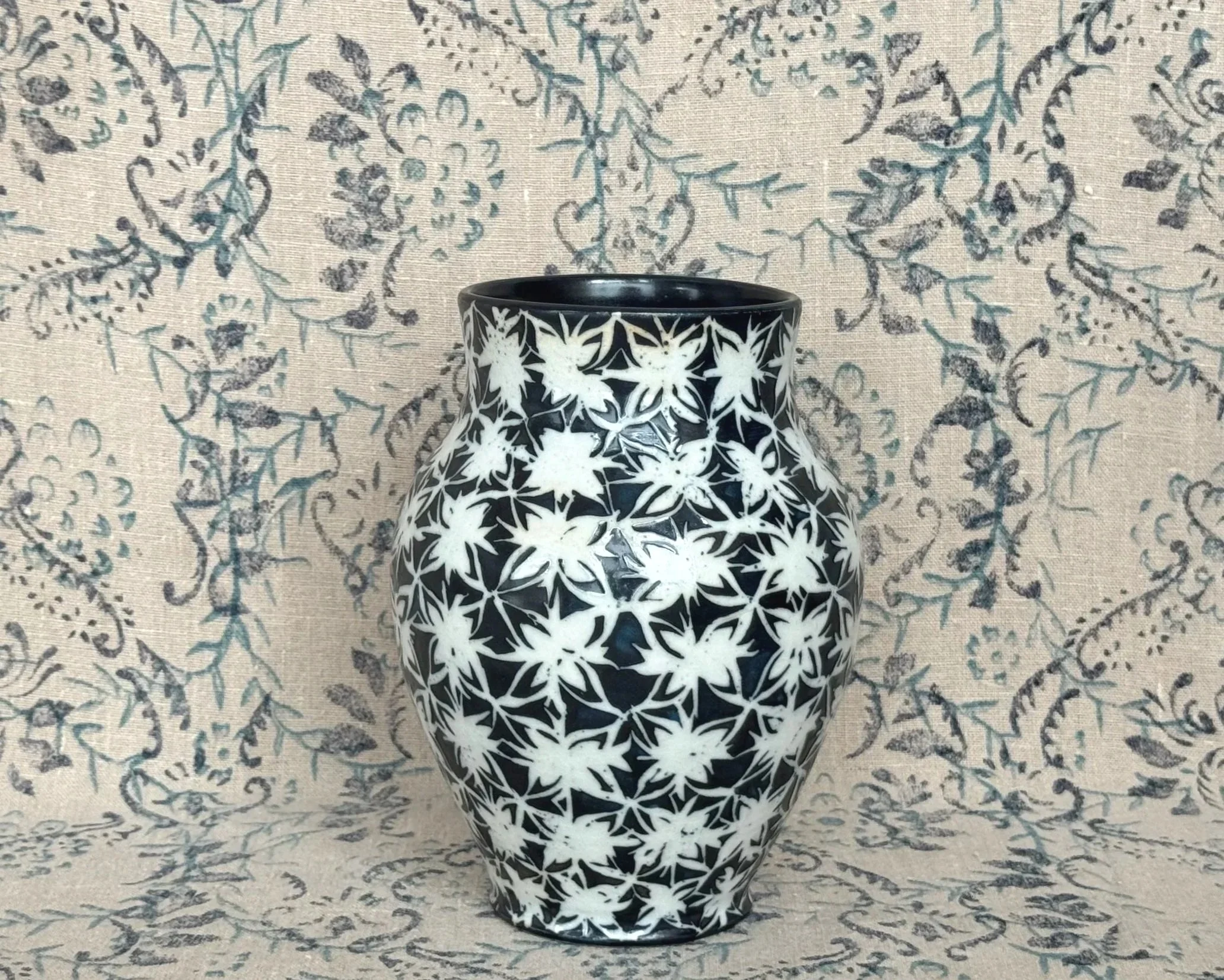 Painted%2BPorcelain%2BVase%2Bblack%2Band%2Bwhite%2B%2BIMG_2508.jpg