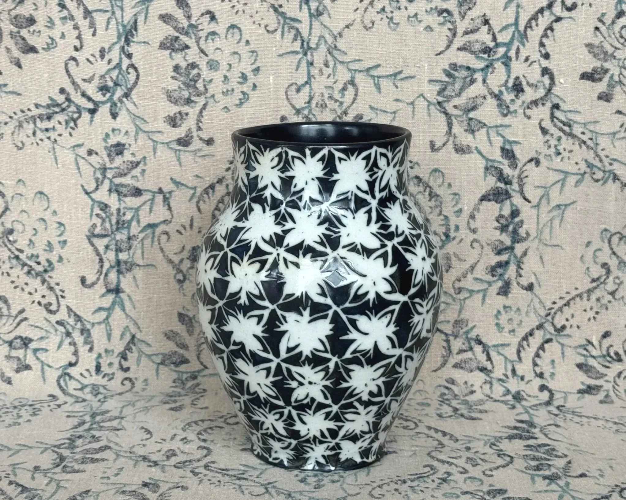 Painted%2BPorcelain%2BVase%2Bblack%2Band%2Bwhite%2B%2BIMG_2507.jpg