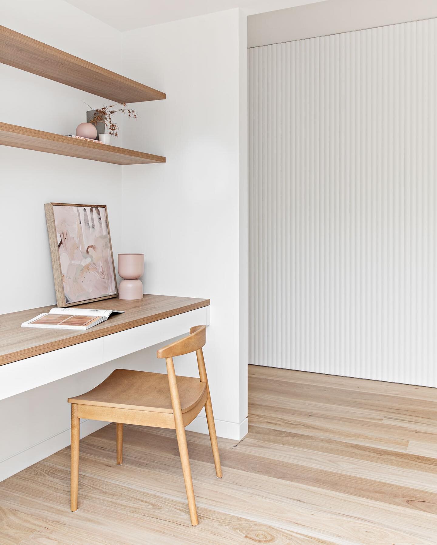 Creating a home office doesn't have to be a big and expensive task. Simple and practical can still be stylish ❤️

We have @polytec open shelves, an integrated drawer and a chair (x2).
Yes two identical study nooks opposite each other. One clean side 