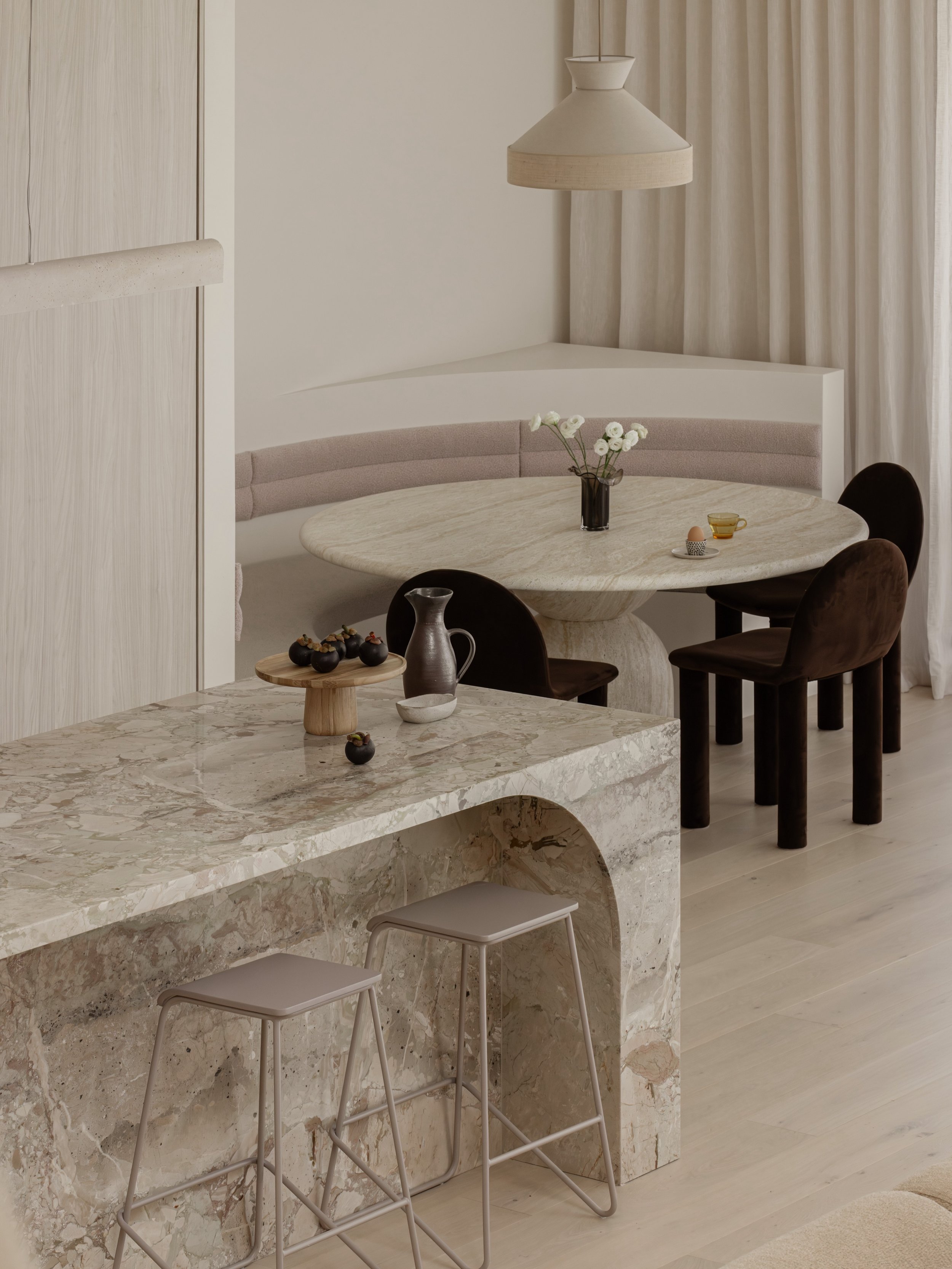 I&rsquo;m not sure if it&rsquo;s the rogue fruit seed or the little solo eggy, but this pic makes me smile 😊

Love our styling powers combined @sophietyler_creative 📸 and the workmanship in this curved stone @hunterdesignerstone 🙌🏼

Build @ortn.c