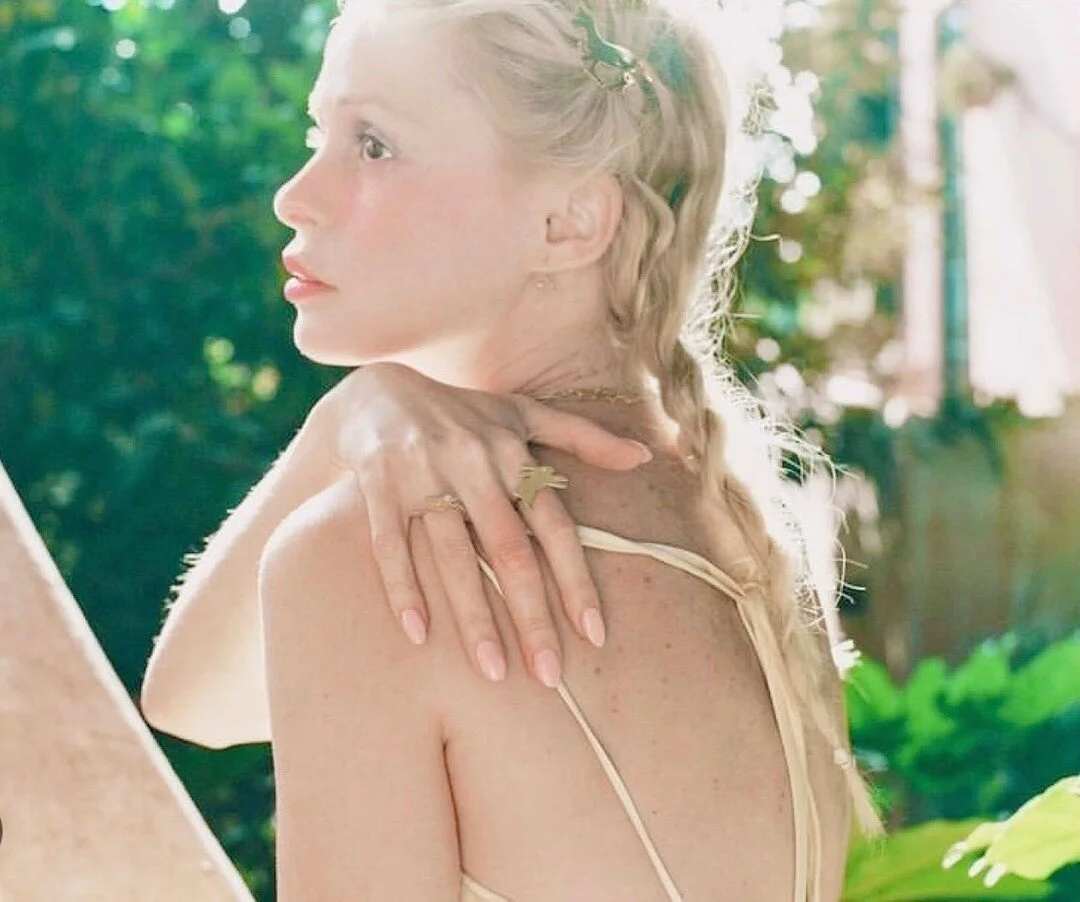 Sunshine, day dreams 💭 ⠀⠀⠀⠀⠀⠀⠀⠀⠀
.⠀⠀⠀⠀⠀⠀⠀⠀⠀
.⠀⠀⠀⠀⠀⠀⠀⠀⠀
@petitemeller #Summer 🐰 &amp; 🐎 jewelry by loveliest @kristin.ohmstede style @jaxltrevizo