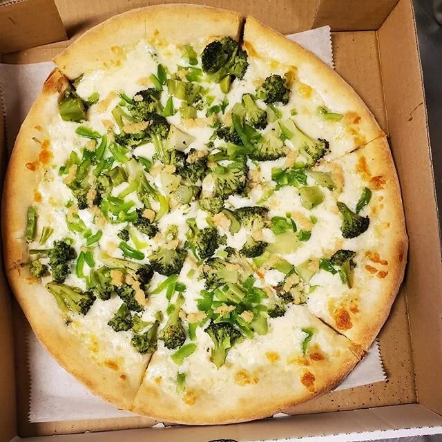 Vegetables make pizza healthy, right? Add some veggies to your life and try our white pizza with broccoli and green peppers! 🥦🍕
#hogislandsteaks #hogisland #phoenixville #phoenixvillepa #phoenixvillefoodie #suffedpizza #pizza #pizzapizza #hogisland