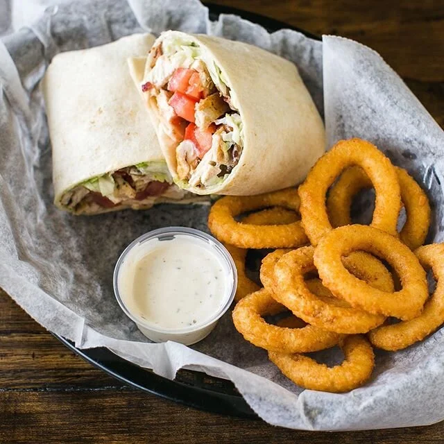 Our Chicken Ranch Wrap with a side of onion rings!! 🙌 
#hogislandsteaks #hogisland #hogislandpizza&nbsp;&nbsp;#phoenixville #phoenixvillepa #phoenixvillefoodie #philadelphiafood #phillyfoodie #phillyfood #phillyfoodblogger #qlife #quarantinefood #ph