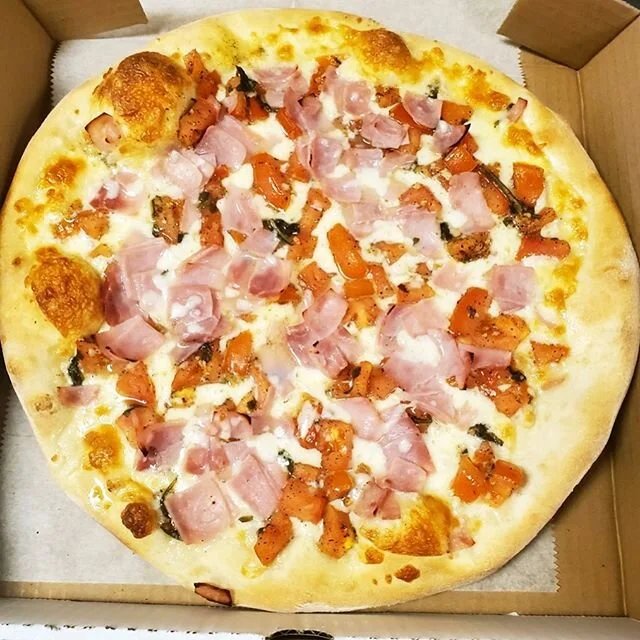 The Ann. 🙌 Our Most Popular Gourmet Pizza with Ham, Fresh Tomatoes, Provolone and Mozzarella Cheese. #hogisland #hogislandsteaks #ann #gourmetpizza #pizza #pizzalover #pizzagate #pizzapizza #ham #whitepizza #provolone #mozzarella #tomatoes🍅 #tomato