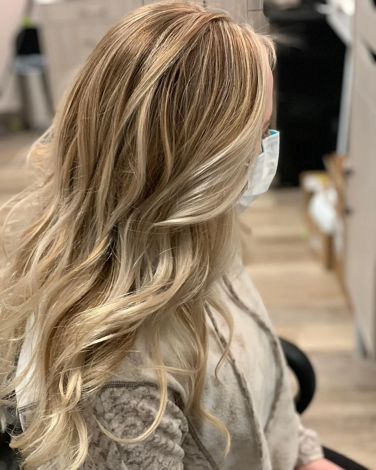 Teasy lights and strand lights to get that bright blonde😍😍😍😍#teasylights #babylights #blonde #dreamhair #blondebalayage #blondehighlights #denverstylist #littletonstylist #coloradostylist #alphaparfcolor #lanzacolor