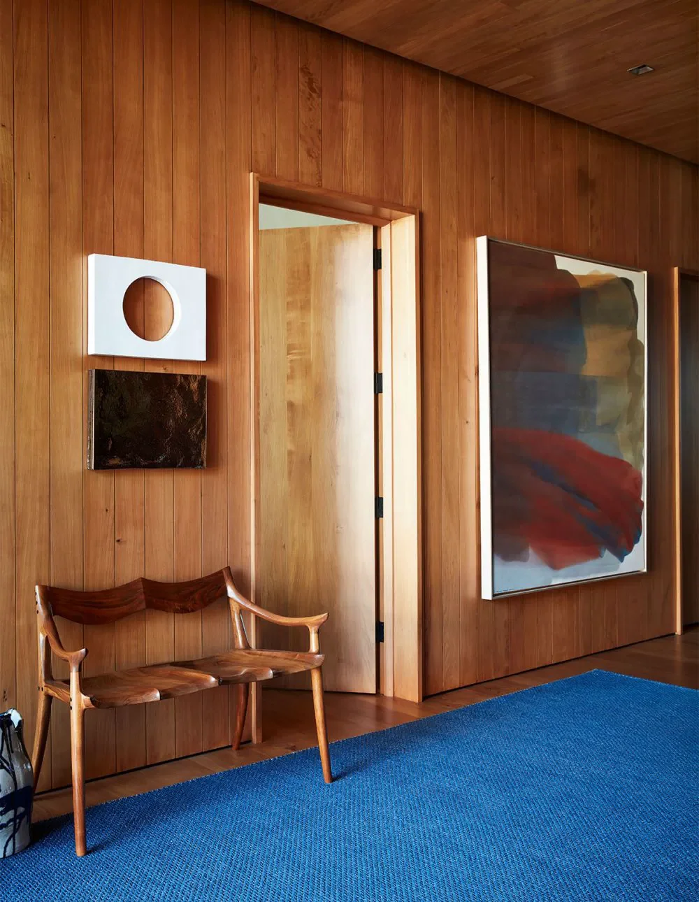 No floor board. Panels run the full height.