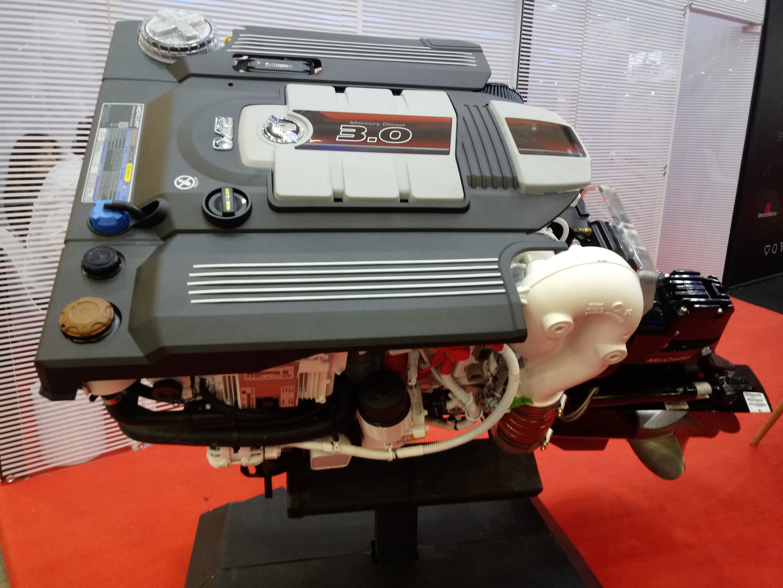 Novo centro-rabeta Mercury V6 de 270 hp
