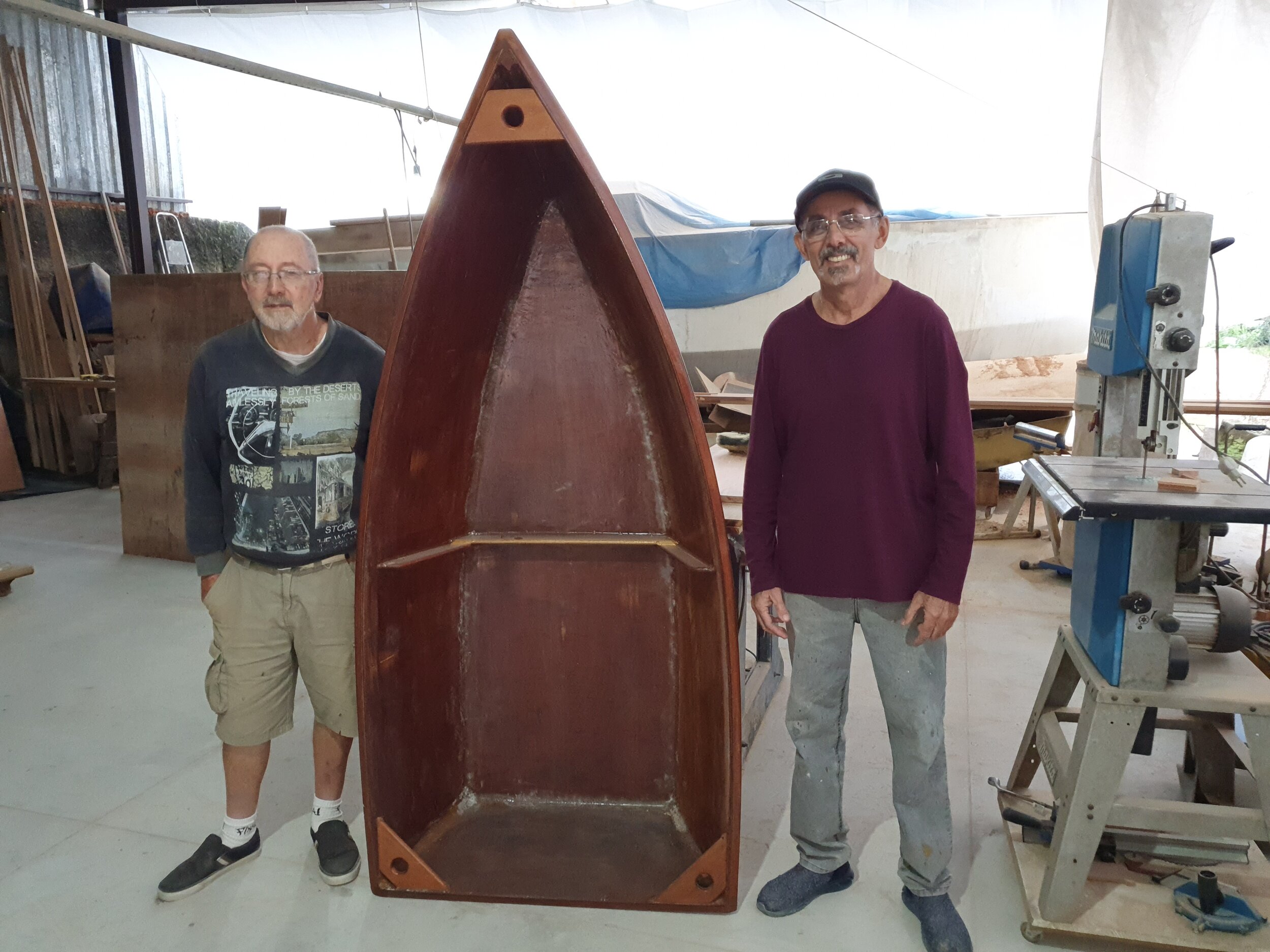 Conrado e Antenor, sócios na fabricação de barcos de madeira