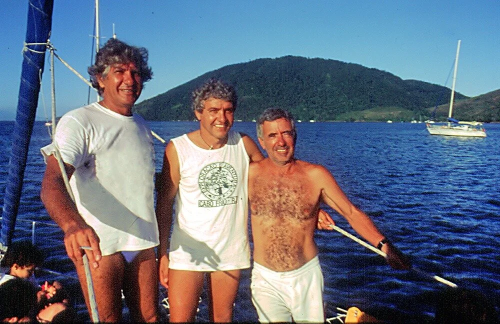 Bons tempos nos idos dos anos 80/90. Não me recordo se esta foto foi tirada antes ou depois da viagem do Rapunzel. Estou à direita da foto, no centro o Marçal Ceccon e à esquerda um ex-comandante de aviação que passou para veleiros e estava de parti…