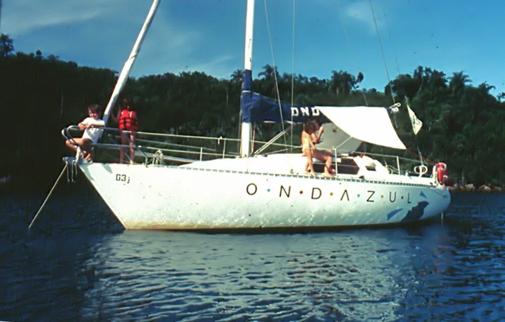 O meu Ondazul, num passeio com amigos a bordo, pela baía da Ilha Grande. Meu filho, ainda criança, como sempre, empoleirado no pulpito de proa. Adorava ficar lá com o barco ancorado ou velejando! rs