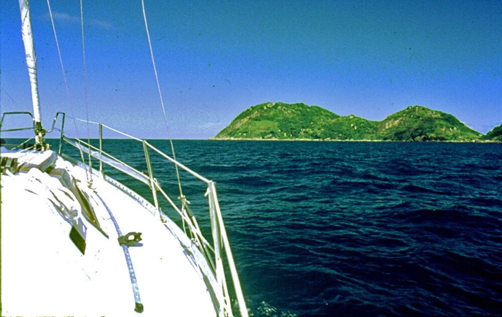 O Ondazul prestes a cruzar, rumo à Ilhabela, a famosa e temida Ponta da Joatinga, onde termina (ou começa) a baía da Ilha Grande (do lado oeste, ao largo de Parati