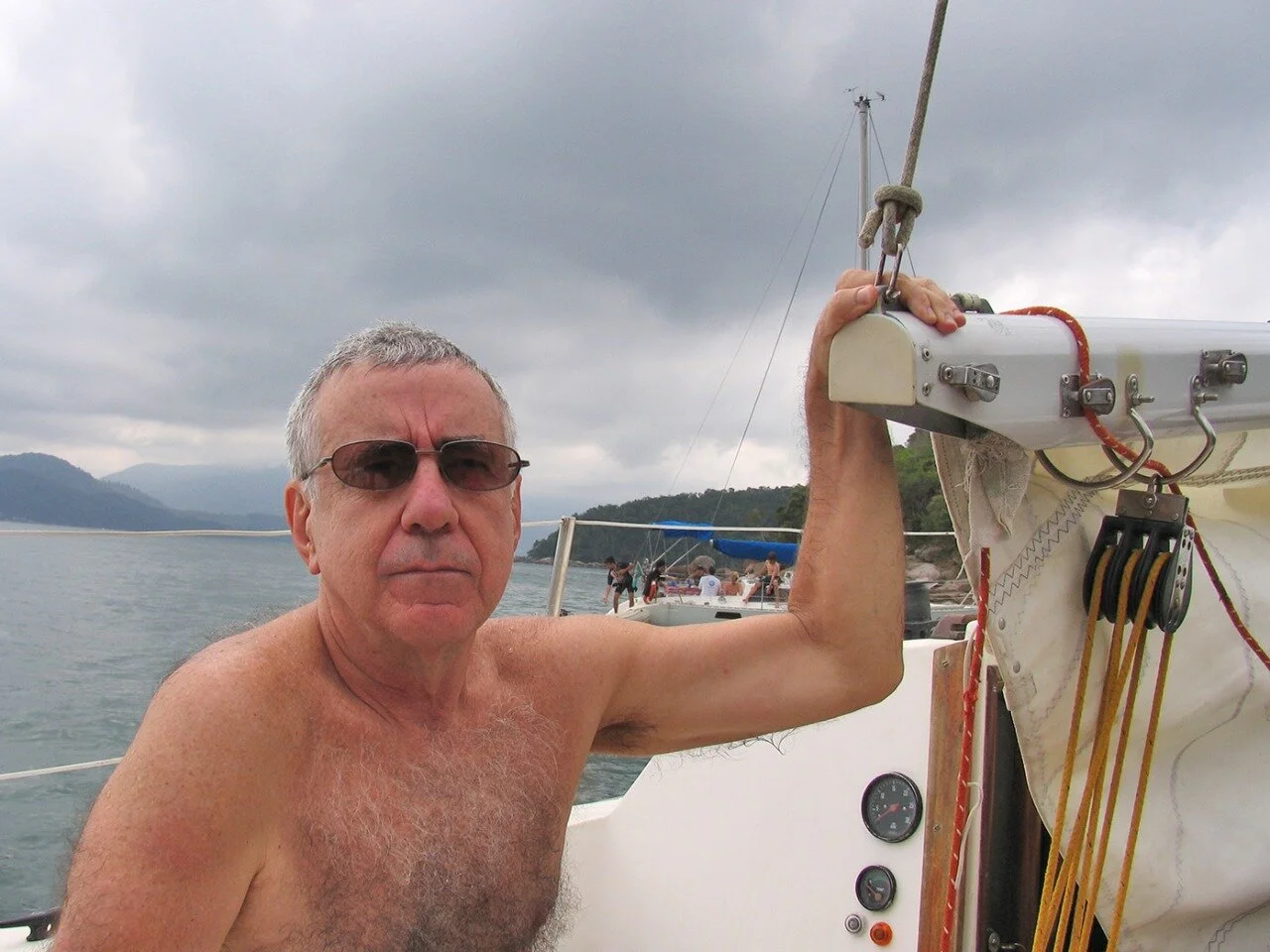 No saco da Ribeira, com a idade chegando, um dos ultimos passeios de veleiro (por volta de 2009)