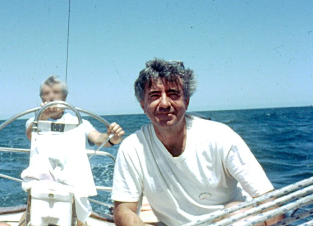 Um dia de travessia em veleiro de amigos. Foto antiga em cromo (slide) infelizmente convertida com scanner de mesa, de baixa qualidade e resolução. Aliás, todas as fotos desta matéria são sobreviventes sofridos de mais de 40 anos, e assim não tem gr…