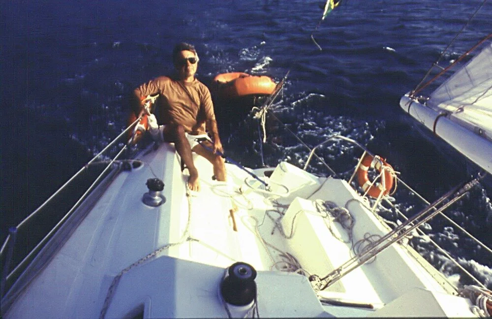 Fotos: Arquivo pessoal (Roberto Negraes ao leme do Ondazul, num curto passeio com amigos, por isso o bote de apoio sendo rebocado).