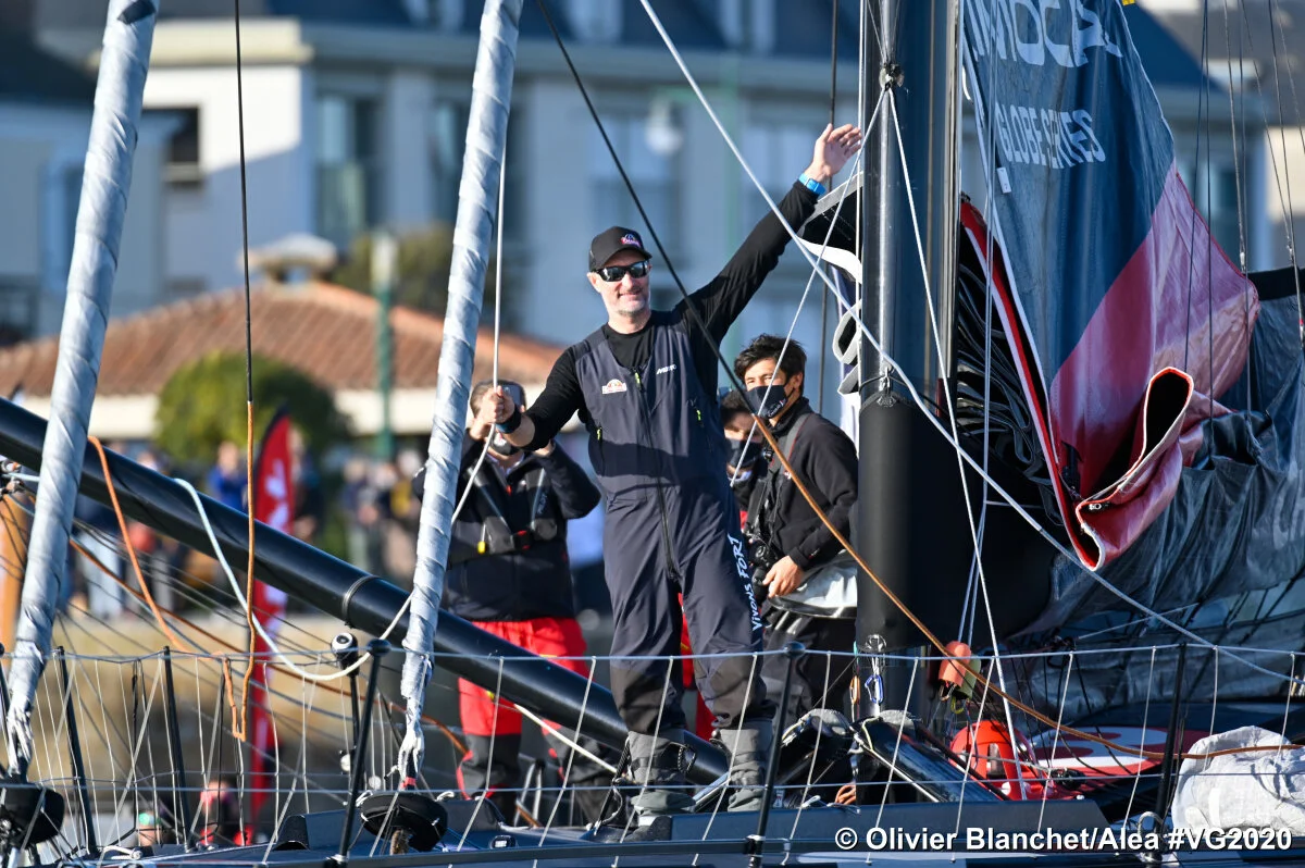 ...3.000 milhas atrás do líder da regata