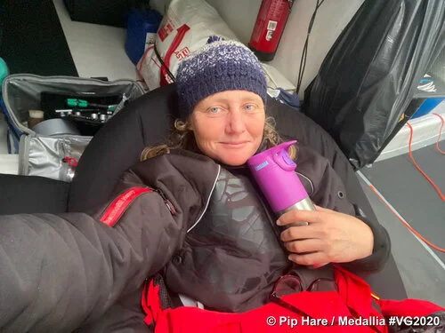 Pip Hare está há dois dias e noites lutando para reparar o anemômetro de seu Medallia