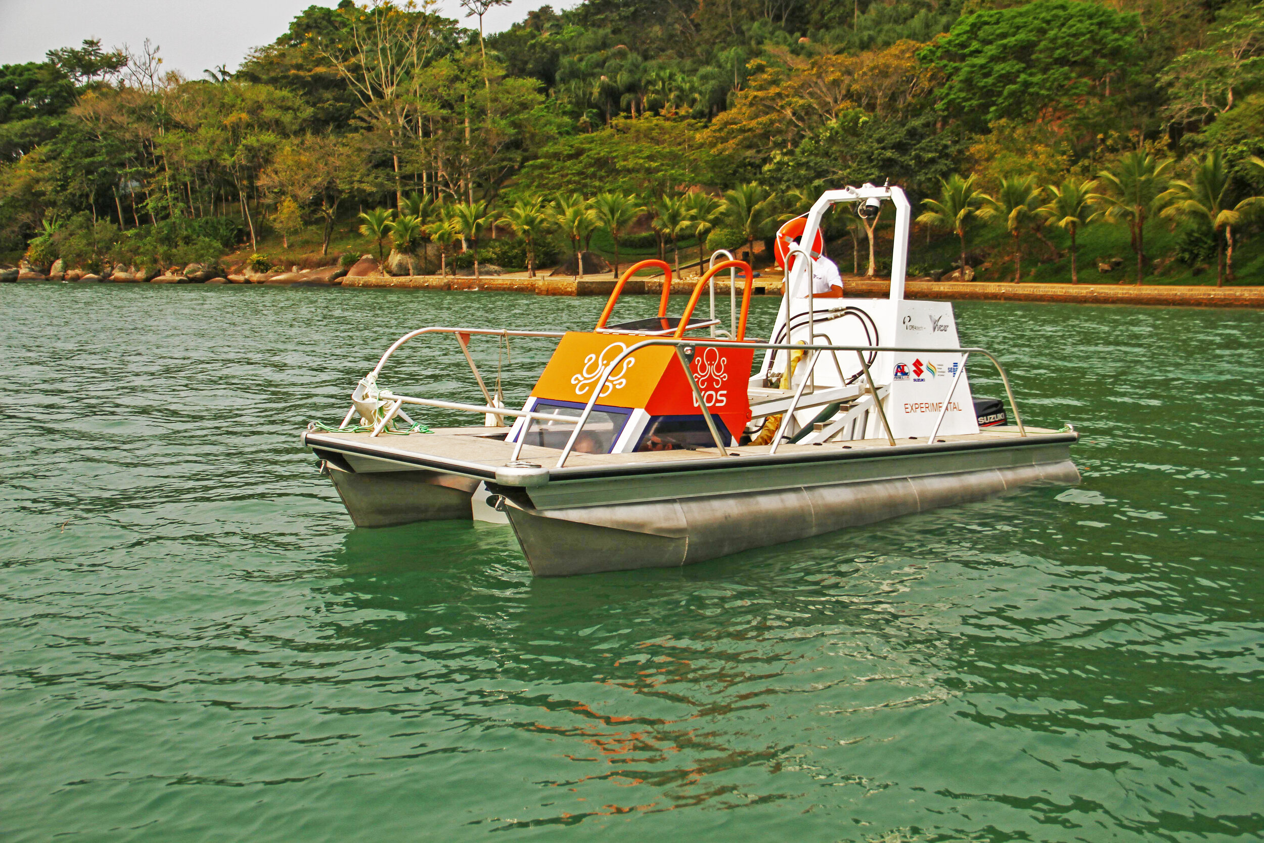 Cabine parcialmente submersa