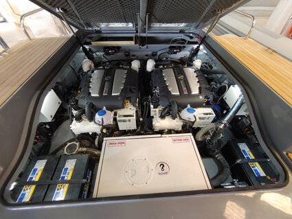  Motores: dois diesel V8 Mercruiser de 370 hp cada um 