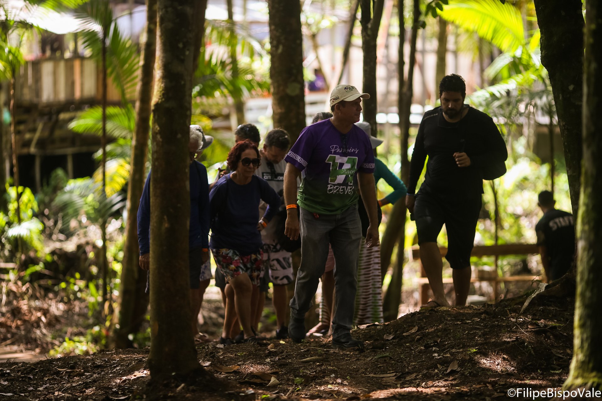  Nas paradas, os participantes realizam passeios pelas comunidades ribeirinhas e têm contato com a floresta 