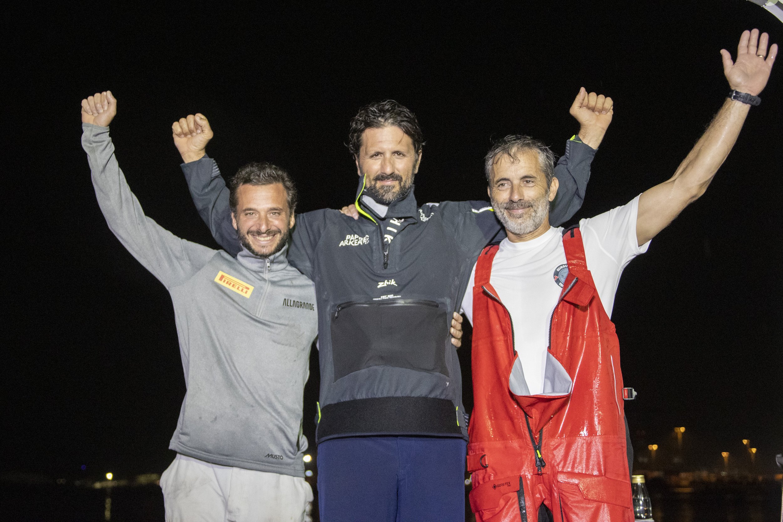 O pódio da Class 40: Ambrogio Beccaria, Yoann Richomme e Corentin Douguet. Foto: © Alexis Courcoux - RDR2022