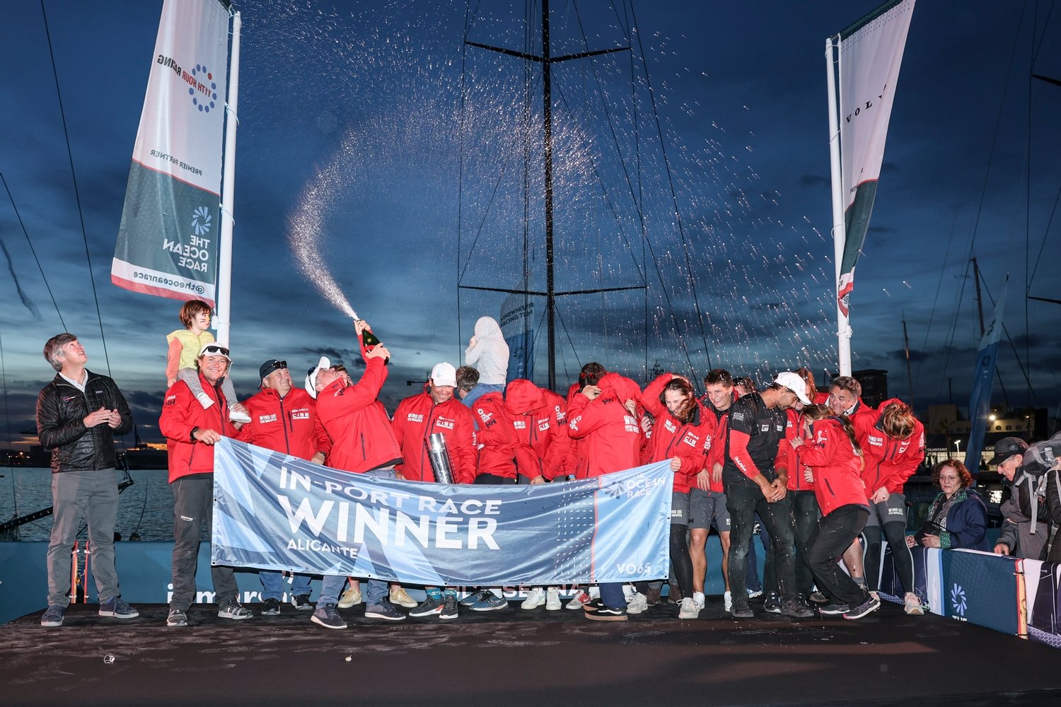 Tripulação do Wind Whisper comemora a vitória na regata in-port, na classe VO65