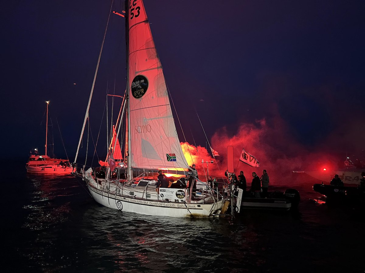 Kirsten chega em Les Sables d'Olonne