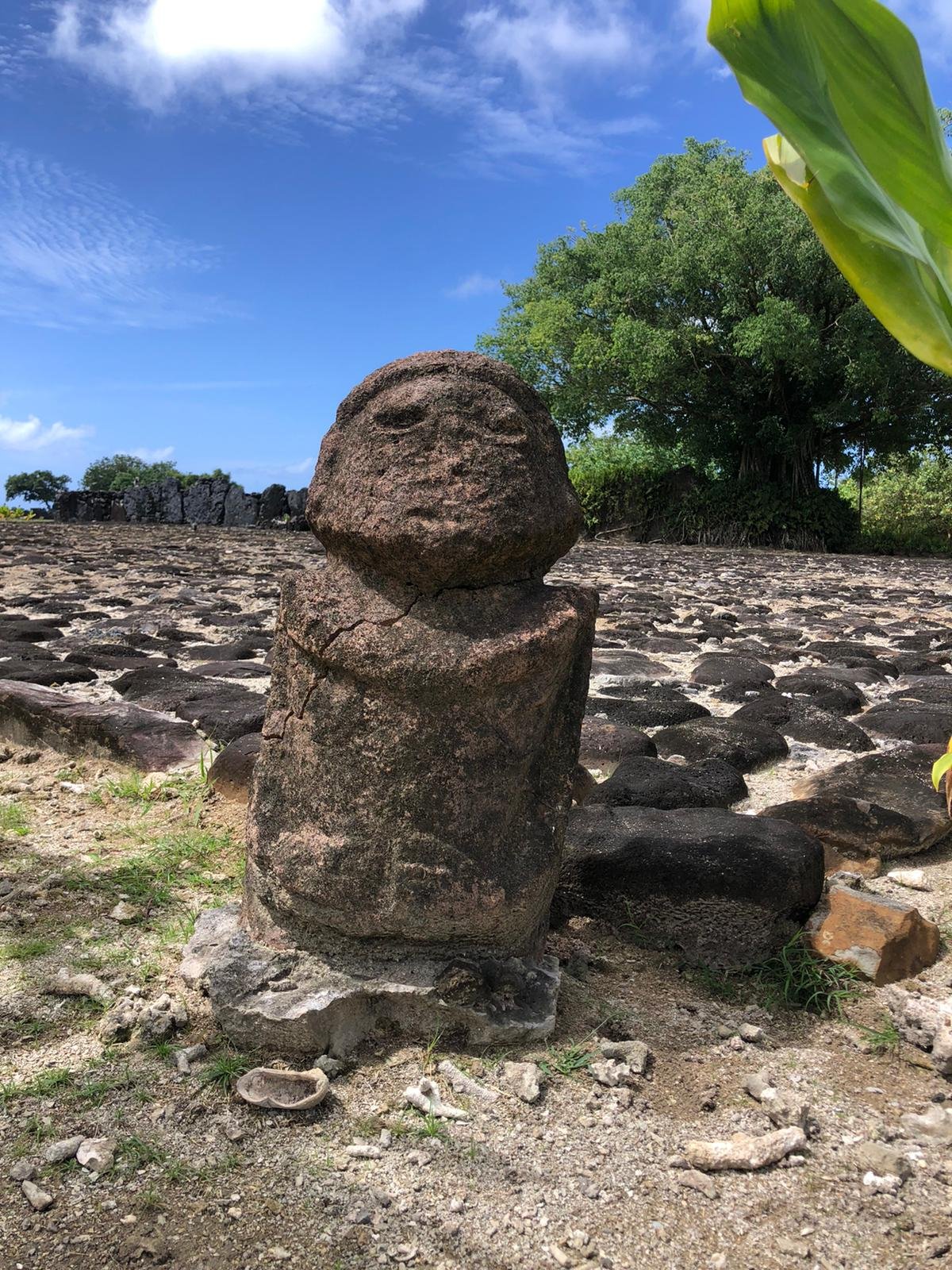 Tiki (ídolo polinésio) no sítio histórico Marae Taputapuatea, em Raiatea