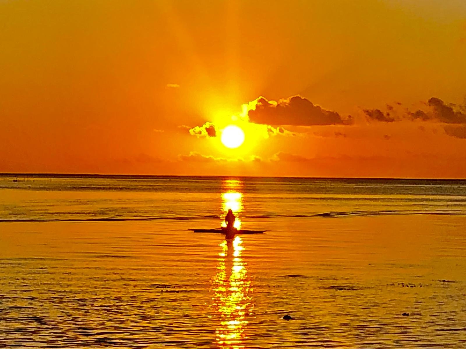 Stand up paddle ao pôr de sol