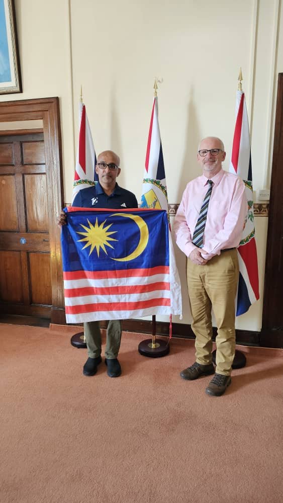 Entregando a bandeira da Malásia ao governador de Sta. Helena