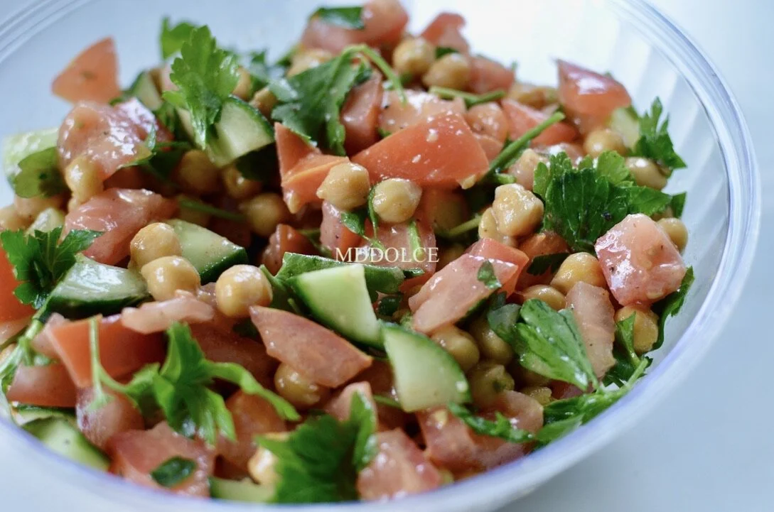 Salade concombre, tomate et pois chiche à la sauce fruit de baobab