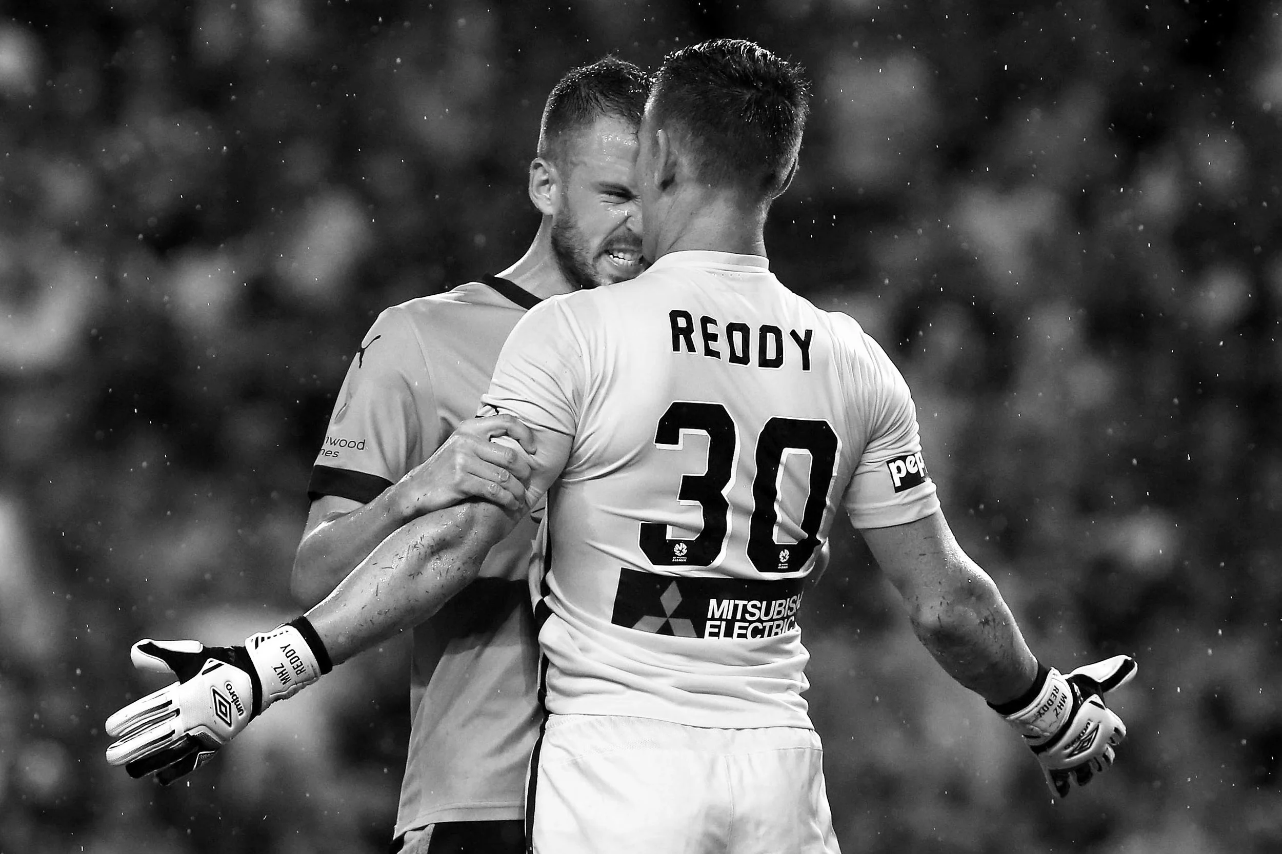  Matt Jurman of Sydney and Liam Reddy of the Wanderers during the round 20 A-League match between Sydney FC and the Western Sydney Wanderers at Allianz Stadium on February 20, 2016 in Sydney, Australia. (Photo by Jason McCawley/Getty Images) 