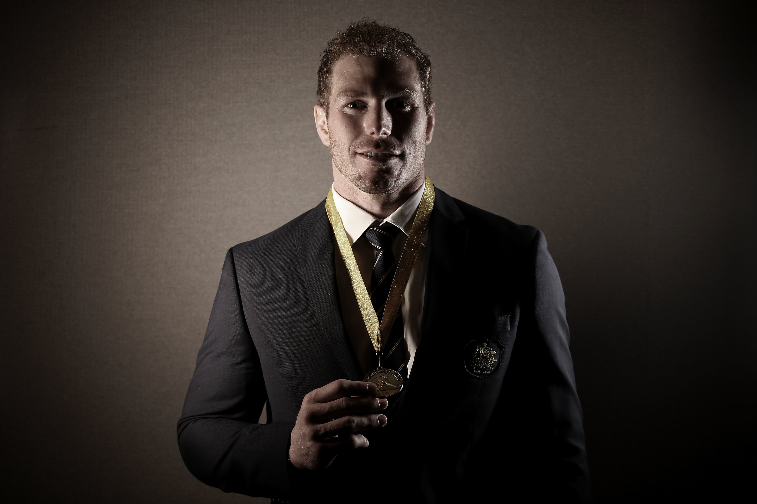  David Pocock poses after receiving the John Eales Medal during the 2018 Rugby Australia Awards at Royal Randwick Racecourse on October 19, 2018 in Sydney, Australia. (Photo by Jason McCawley/Getty Images) 