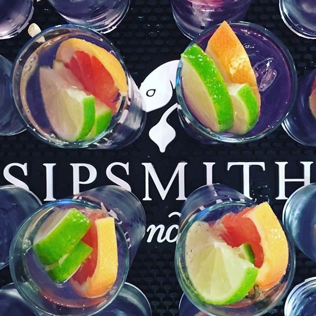Stepping up our G&amp;T game with grapefruit and #Sipsmith gin 🍹🥰