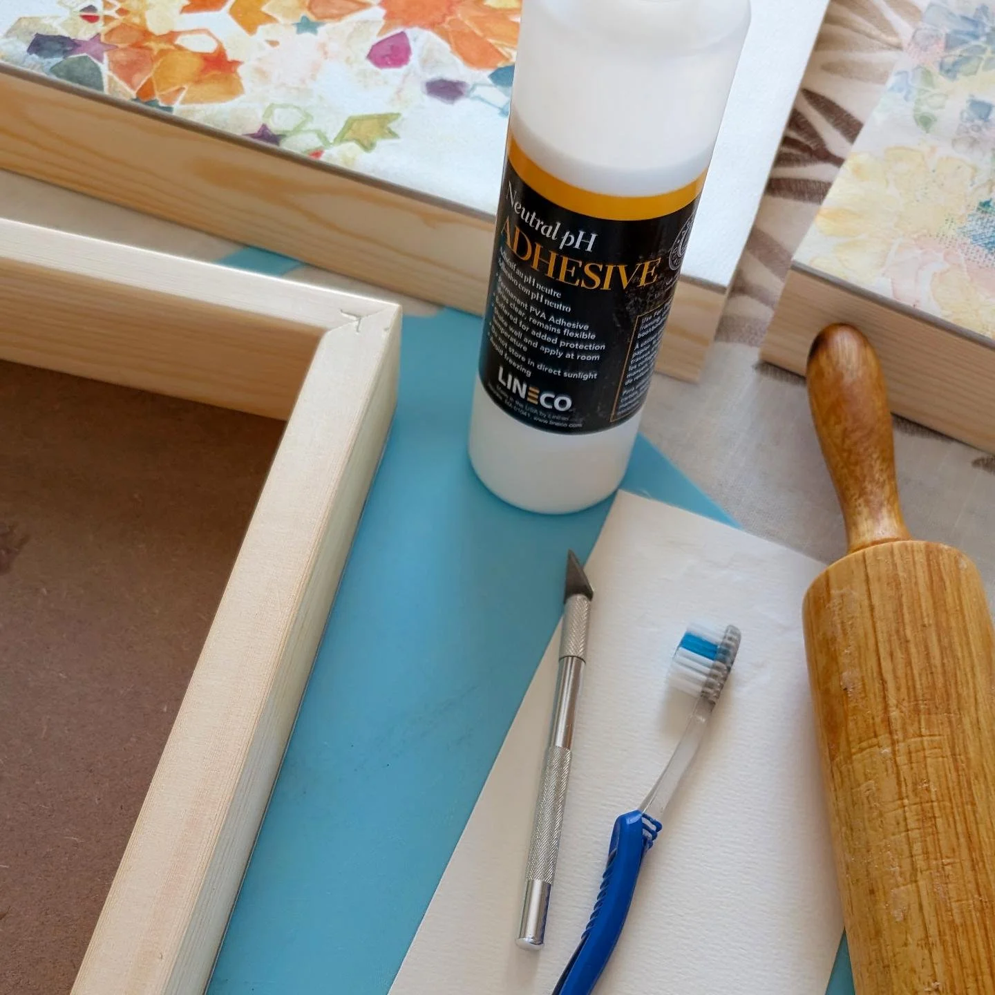 POV: When you aren't in your studio but have to get stuff done! An old toothbrush is great for spreading glue, a cutting board so I don't shred my mom's tablecloth 😂 Her trusty rolling pin was a perfect stand-in for a brayer! No replacement for @lin